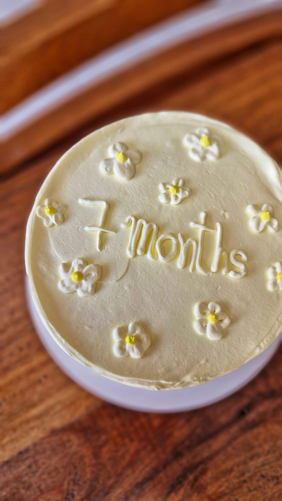 Bolo de mesversário decorado com flores de chantilly — Doce Sabor Confeitaria em Avaré