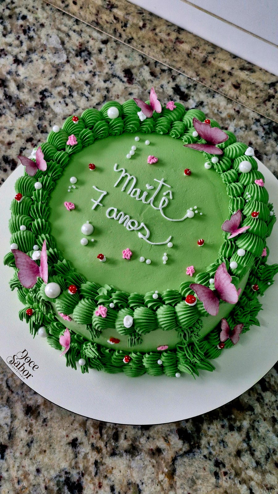 Bolo de aniversário verde com borboletas comestíveis — bolos personalizados em Avaré