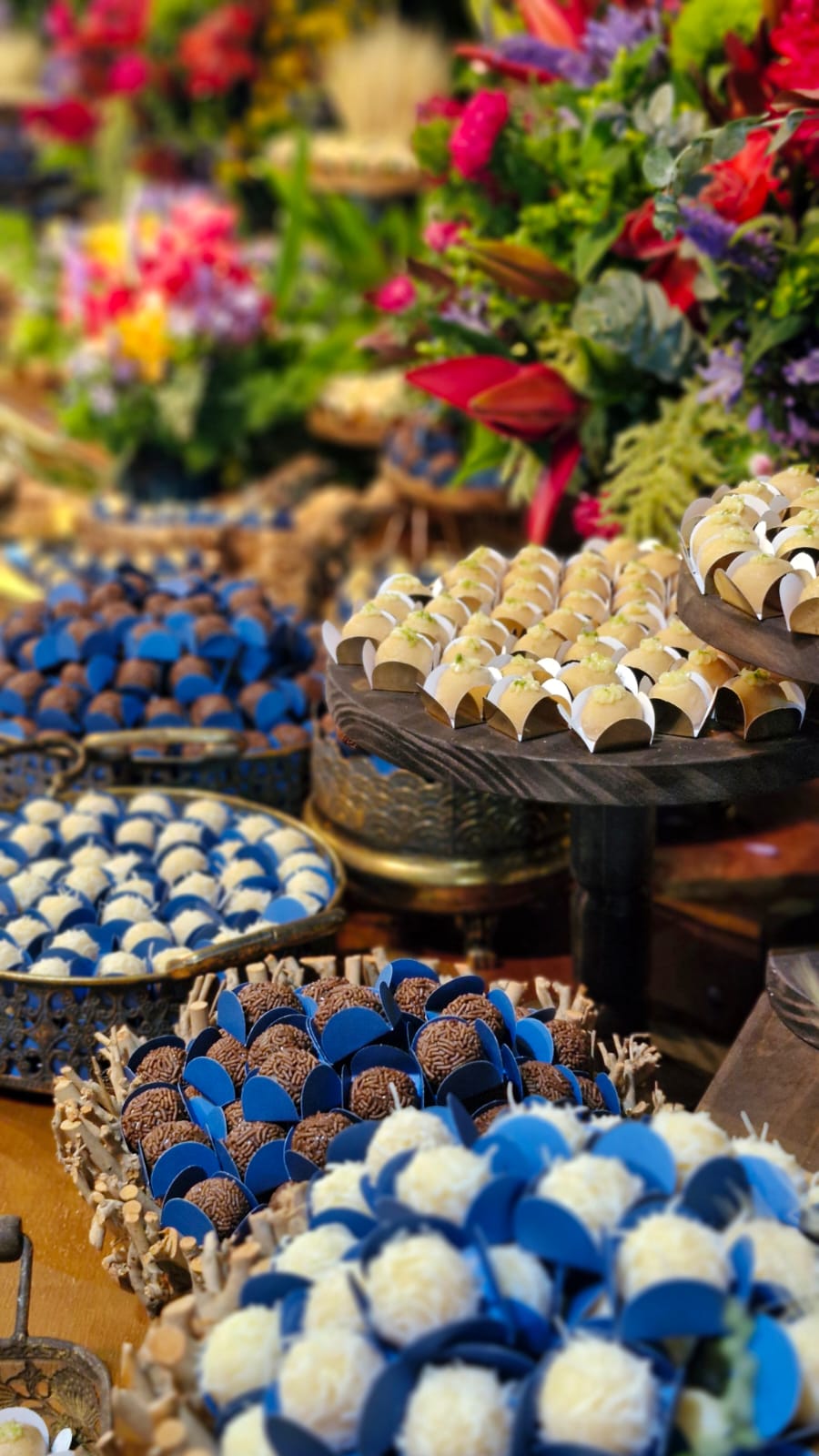 Mesa de doces finos com brigadeiros gourmet — Doce Sabor Confeitaria em Avaré